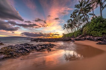 Sonnenuntergang über einem Strand auf Hawaii während einer Rundreise