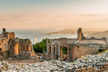 Sonnenuntergang über Taormina auf Sizilien auf Italien Rundreise