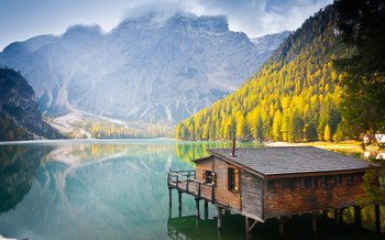 Hütte Pragser Wildsee in Südtirol nahe den Dolomiten auf Rundreise durch Italien