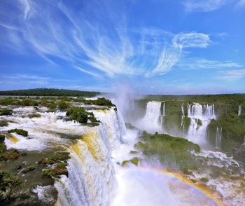 Iguazu Wasserfälle aus der Luft an der Grenze zwischen Brasilien und Argentinien auf einer Südamerika Rundreise