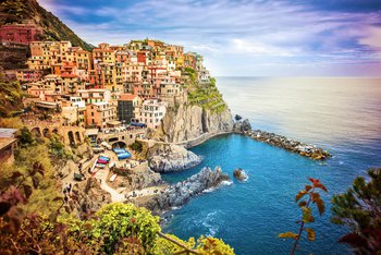 Cinque Terre - Blick auf den Hafen an der italienischen Küste