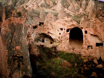 eine der berühmtesten Felsenstädte Kappadokiens ist Zelve mit Wonstätten und Höhlen