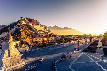 Potala Palast und Stupa bei Sonnenuntergang in Lhasa,