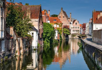Kanal in der Belgischen Stadt Brügge auf einer Benelux Rundreise