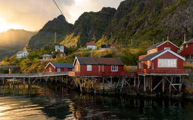 Rundreise mit Reisen Exklusiv durch: Abenteuerwelt Lofoten: Roadtrip zu roten Stelzenhäuschen