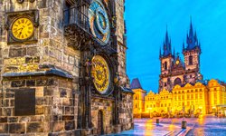 Teynkirche und Marktplatz in Prag (Tschechische Republik) bei Nacht während einer Europa Tour