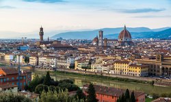 Panorama der Altstadt von Florenz mit der Kuppel des Doms / Kathedrale Santa Maria del Fiore in Florenz / Italien