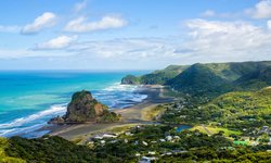 Piha Beach an der West Küste Neuseelands nahe Auckland. Auf einer Rundreise über die neuseeländische Nordinsel.