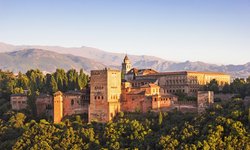 Blick auf die Alhmbra, die Rote Burg in Granada. Ein Höhepunkt jeder Andalusien Rundreise
