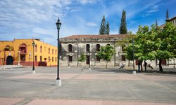 Stadtzentrum der Stadt Leon (Nicaragua), im kolonialen Stil gehalten, während einer Rundreise durch Zentralamerika