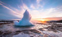 Eruption des Geysirs Strokkur während einer Rundreise auf der skandinavischen Insel Island