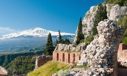 Verschneiter Vulkan Ätna auf einer Rundreise über die Mittelmeerinsel Sizilien