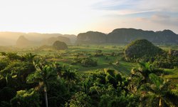 Sonnenaufgang über dem Vinales Tal auf der Zuckerinsel Kuba