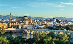 Panorama von Córdoba in Andalusien während einer Südeuropa Rundreise: Kathedrale Mezquita-Catedral de Córdoba und die Brücke  Puente Romano