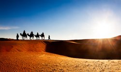 Rundreise Karawane auf dem Weg durch die Wüste Erg Chebbi durch Marokko