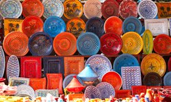 Porzellan Markt im Suk von Marakesch auf einer Marokko Rundreise