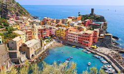 Hafen von Vernazza im Cinque Terre Nationalpark in Italien auf einer Reise durch Südeuropa