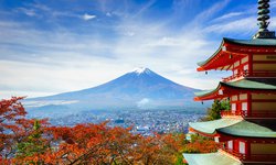 Mount Fuji mit Pagode auf Japan im Herbst