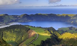 Blick Lago Santiago und Lago Azul mit Blumen auf der Azoren Insel San Miguel die zu Portugal gehört