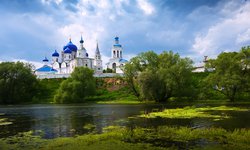 Auf Rundreise durch Osteuropa in Russland: Orthodoxes Kloster Bogolyubovo nahe Moskaus in Russland
