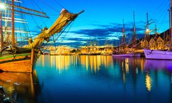 Auf einer Reundreise durch Norwegen darf die Stadt Bergen mit Ihrem Hafen und den historischen Segelschiffen nicht feheln.