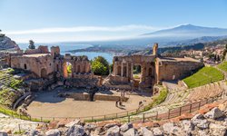 Rundreise durch Südeuropa und Sizilien: Griechisches Theater Taormina auf der Insel Sizilien. Im Hintergrund der Vulkan Ätna und das Mittelmeer