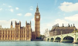 Blick auf den Big Ben, im Vordergrund Thamse River im Zentrum der britischen Hauptstadt London