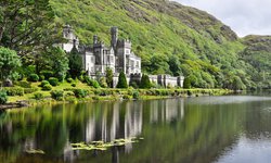 Schloss Kylemore Abbey mit See auf einer Europa Rundreise durch die Insel Irland