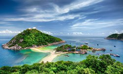 Inselhopping in Thailand: Blick auf die Nachbarinsel NangYuan mit ihren traumhaften Stränden. Ausblick von Koh Tao, der Tauchparadies im Golf von Thailand