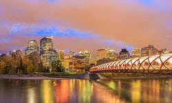 Olympiastadt Calgary bei Nacht im Bundestaat Alberta / Kanada