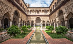 Innenhof des königlichen Palasts Alcazar in Sevilla / Andalusien