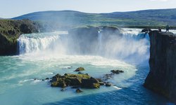 Wasserfall Gulffoss im sommerlichen Lich auf der Insel Island. Ein Höhepunkt auf jeder Rundreise durch das nordische Land.