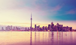 Skyline Torontos, eine Metropole Kanadas bei Sonnenuntergang