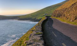 Traumafte Panorama Straße auf der Dingle Halbinsel. Ein absolutes Highlight jeder Irland Rudnreise